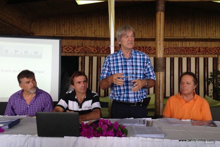 Jean-Louis Chailly (gérant de la Sedep), le représentant du collectif Facebook, Teva Sylvain, président du SPER, et Terii Valaux, lors de la conférence de presse du Syndicat polynésien des énergies renouvelables, mardi matin au Royal Tahitien.