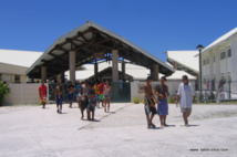 Dans les Tuamotu, les trois collèges de Hao, Rangiroa et Makemo -et la quinzaine d'écoles qui les alimentent- devront monter un réseau de partage de projets. Avec la distance entre les atolls, cette mission ne sera pas facile à mener. Le doyen des inspecteurs a été nommé coordinateur de ce réseau REP + des Tuamotu.