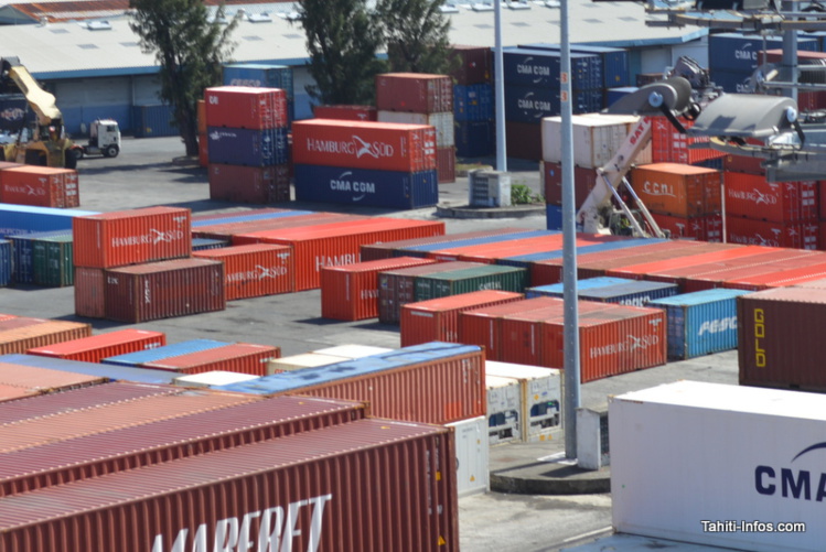Ces containers alignés à même le sol sont en cours de traitement pour pouvoir être livrés. Ces containers alignés à même le sol sont en cours de traitement pour pouvoir être livrés.
