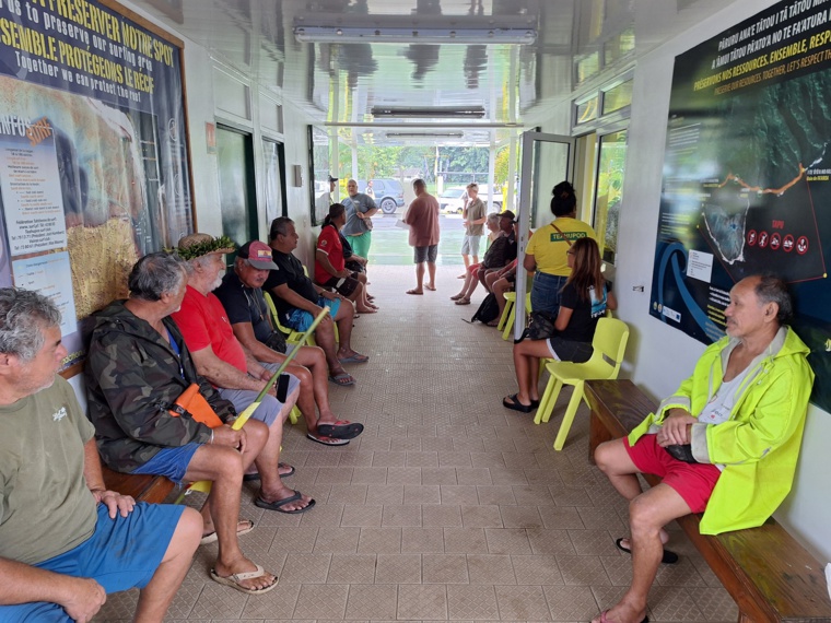 Forte affluence à la mairie de Teahupo’o, mardi, pour récupérer le précieux sésame. Forte affluence à la mairie de Teahupo’o, mardi, pour récupérer le précieux sésame.