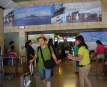 Dès leur arrivée à l'aéroport de Tahiti Faa'a, les touristes qui voyagent avec un forfait tout compris sont accueillis par une agence de voyage locale, correspondant d'une agence internationale.