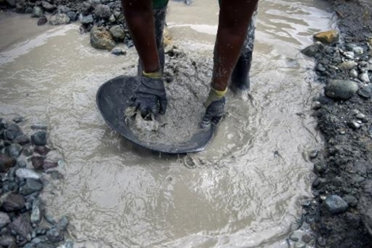 Macron plaide en Guyane pour l'augmentation de l'activité aurifère avec des "mines responsables"