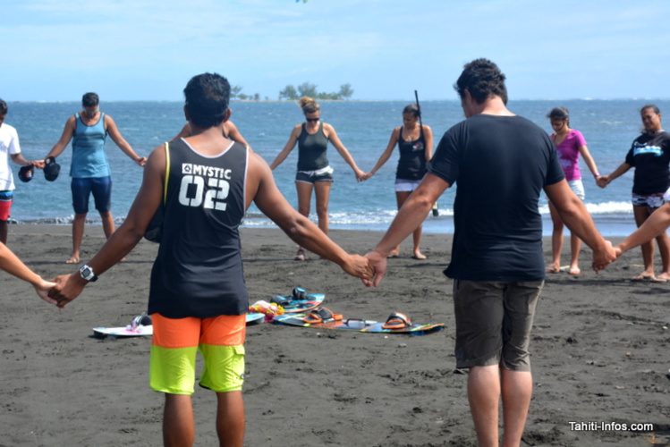 Les kiterboarders de Hitimahana font une dernière prière pour les trois petits noyés.