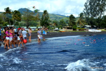 Des fleurs ont été jetées à la mer en hommage aux trois petites victimes. Des fleurs ont été jetées à la mer en hommage aux trois petites victimes.