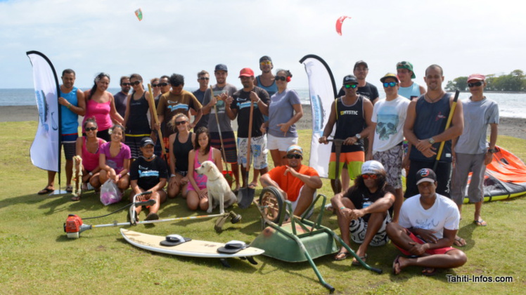  Les kiterboarders de Hitimahana font une dernière prière pour les trois petits noyés