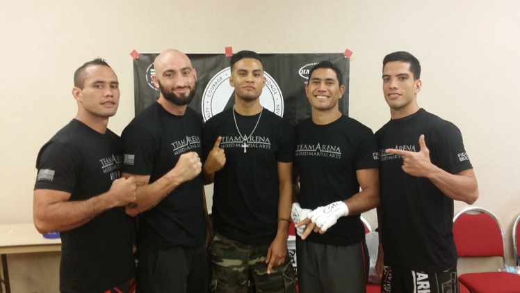 Tamahau à gauche, Teva et Raihere à droite, avec le Team Arena MMA. Tamahau à gauche, Teva et Raihere à droite, avec le Team Arena MMA.