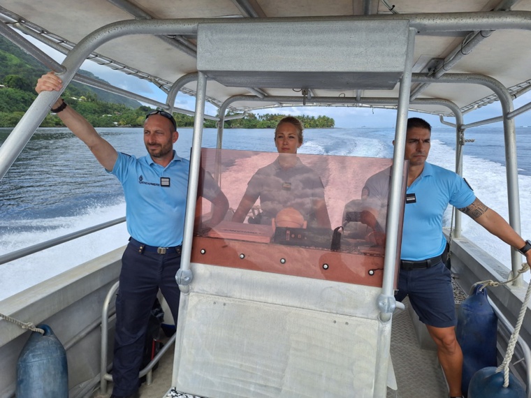 “C’est un équilibre permanent, qu’on retravaille au jour le jour, entre l’exercice des libertés publiques, l’application de l’arrêté et la production d’un événement selon des standards internationaux”, souligne le colonel Grégoire Demézon (à gauche), commandant de la gendarmerie en Polynésie française. “C’est un équilibre permanent, qu’on retravaille au jour le jour, entre l’exercice des libertés publiques, l’application de l’arrêté et la production d’un événement selon des standards internationaux”, souligne le colonel Grégoire Demézon (à gauche), commandant de la gendarmerie en Polynésie française.