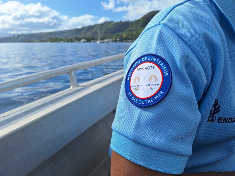 Le personnel affiche fièrement son écusson aux couleurs des Jeux. Le personnel affiche fièrement son écusson aux couleurs des Jeux.