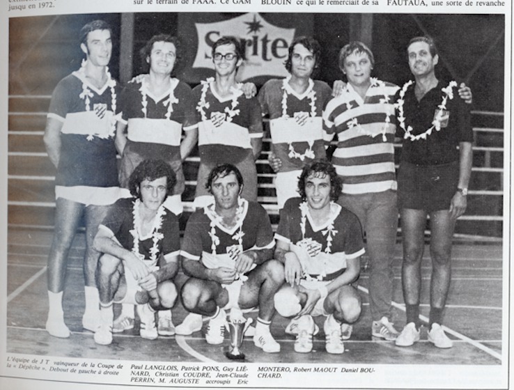Jeunes Tahitiens vainqueurs du championnat militaire 1973 et de la coupe de La Dépêche.(Histoire du sport à Tahiti Tome 1 de Patrick Pons et Bernard Robin) >