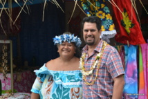 Hinoi Fritch aux bras de mama Miriama, artisane de son métier