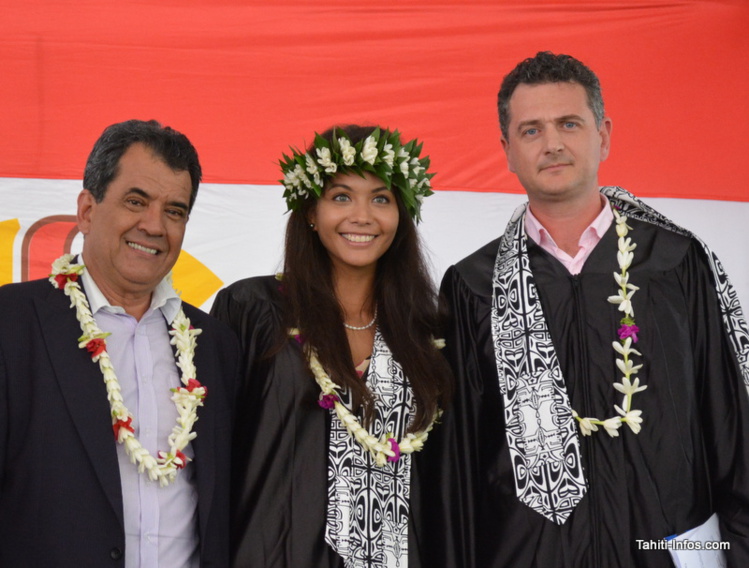 Sa fille reçoit son diplôme