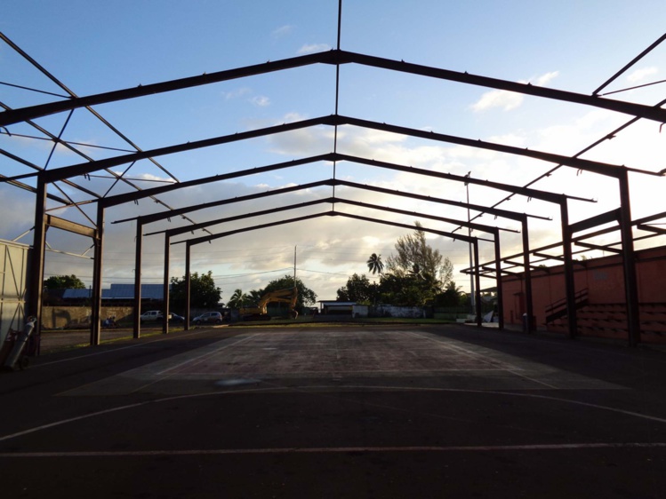L'ancienne salle omnisport de Pueu a entièrement été détruite. Les structures métalliques et les bétons armés ont été évacués vers le centre d’enfouissement de Hitiaa L'ancienne salle omnisport de Pueu a entièrement été détruite. Les structures métalliques et les bétons armés ont été évacués vers le centre d’enfouissement de Hitiaa