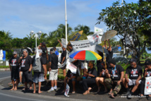 Autour du rond-point de Tahiti Nui (ou rond-point Jacques Chirac), quelques-uns des manifestants venus défendre la protection de leurs rivières contre les travaux d'extractions.