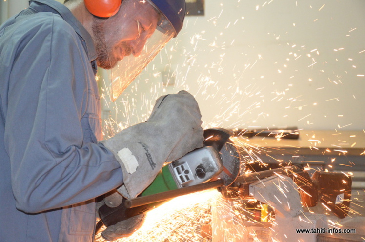 Les spécimens ont été découpés à la disqueuse, lundi, dans l'atelier de l'armurerie de la brigade de gendarmerie de Faa'a.