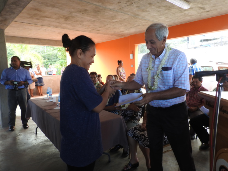 Albert Solia, ministre de l'Equipement, remet les clés du logement à une future résidente