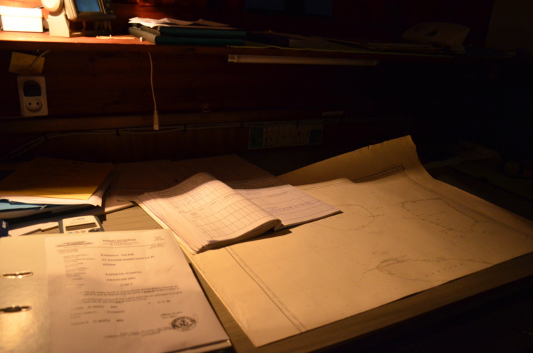 Les marins travaillent avec les cartes maritimes électroniques et les cartes maritimes papier. Les marins travaillent avec les cartes maritimes électroniques et les cartes maritimes papier.