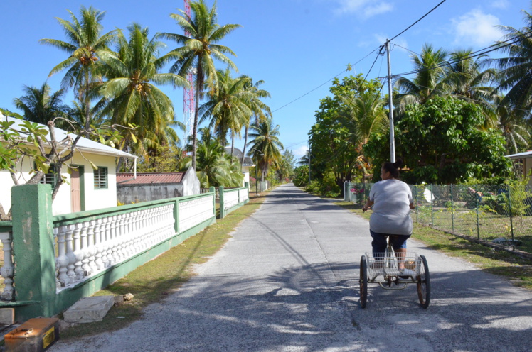 Rosina est revenue sur son île natale depuis plusieurs années. Elle cultive du coprah avec ses fils. Rosina est revenue sur son île natale depuis plusieurs années. Elle cultive du coprah avec ses fils.