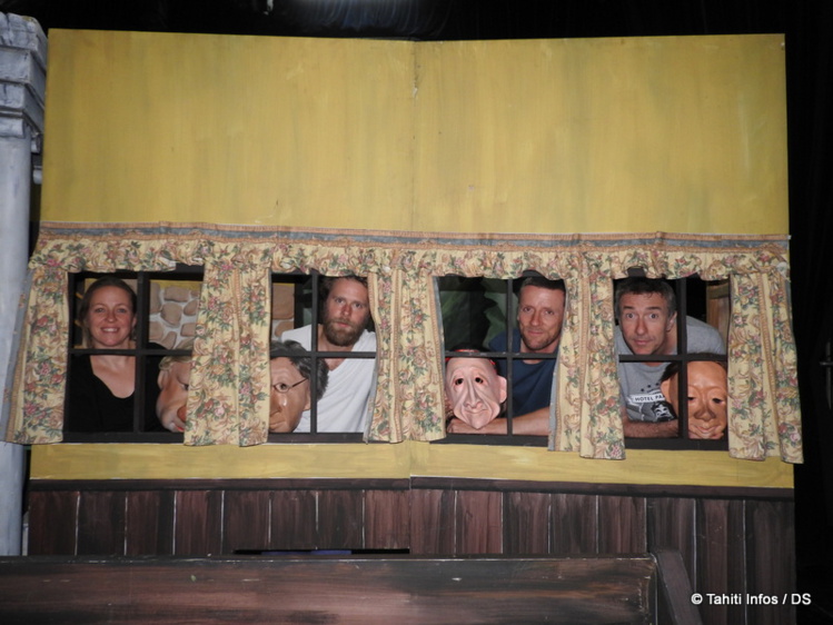 Le décor a été réalisé localement par Rémy Crochemore. Le décor a été réalisé localement par Rémy Crochemore.