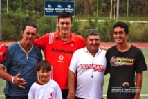 Heve entouré de sa famille (son papa Hiro et ses frères Hotu et Hiva) et son entraîneur. Heve entouré de sa famille (son papa Hiro et ses frères Hotu et Hiva) et son entraîneur.