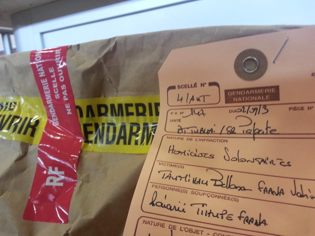 Les techniciens en identification criminelle ont relevé des projections de sang un peu partout dans le salon, où le meurtrier s'est acharné sur ses victimes avant de se livrer aux gendarmes.