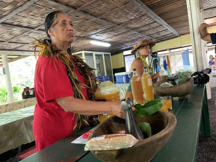 In the process of preparing ra'au he'a. "Purification and cleansing" Sick pregnant woman. Photo credit: Thibault Segalard. In the process of preparing ra'au he'a. "Purification and cleansing" Sick pregnant woman. Photo credit: Thibault Segalard.