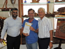 Albert Moux remet son diplome à Cyril Prudhomme en présence d'un cadre de Shell Albert Moux remet son diplome à Cyril Prudhomme en présence d'un cadre de Shell