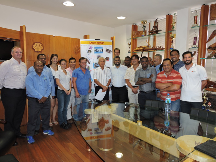 Les responsables sécurité des onze Pays du Pacifique et les formateurs de Shell venus de Malaisie réunis autour d'Albert Moux