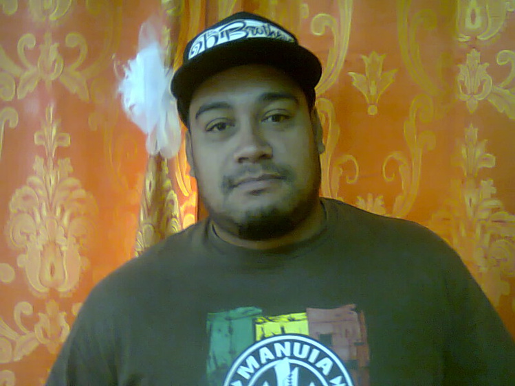 Papa Simon : originaire de Maatea, en concubinage J’ai exercé par le passé les métiers de carrossier, d’employé de stock et de traiteur dans un supermarché à Moorea. De plus je fais du bénévolat dans ma paroisse en préparant des repas. Je pense que j’ai acquis suffisamment d’expérience dans la cuisson de plats divers. J’ai donc décidé de créer mon propre snack pour y vendre des casses croutes et des plats à emporter. Je suis venu à cette formation pour voir comment obtenir des aides financières et d’avoir des conseils sur les démarches administratives. Papa Simon : originaire de Maatea, en concubinage J’ai exercé par le passé les métiers de carrossier, d’employé de stock et de traiteur dans un supermarché à Moorea. De plus je fais du bénévolat dans ma paroisse en préparant des repas. Je pense que j’ai acquis suffisamment d’expérience dans la cuisson de plats divers. J’ai donc décidé de créer mon propre snack pour y vendre des casses croutes et des plats à emporter. Je suis venu à cette formation pour voir comment obtenir des aides financières et d’avoir des conseils sur les démarches administratives.