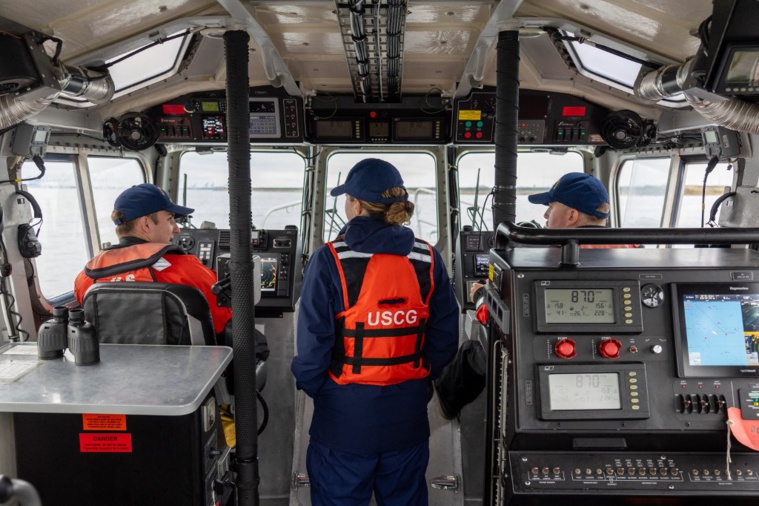 Une famille voguant vers la Polynésie secourue au large de Hawaii Une famille voguant vers la Polynésie secourue au large de Hawaii