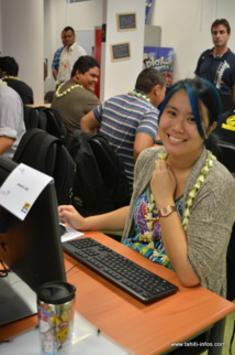 Une étudiante "padawan" s'installe à son poste de travail, prête pour le défi Une étudiante "padawan" s'installe à son poste de travail, prête pour le défi