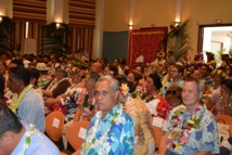 La salle des séances plénières de ce congrès (la salle polyvalente de la mairie de Pirae) est pleine à craquer. Il a fallu rajouter des chaises pour accueillir tous les invités. Ils sont plus de 200. La salle des séances plénières de ce congrès (la salle polyvalente de la mairie de Pirae) est pleine à craquer. Il a fallu rajouter des chaises pour accueillir tous les invités. Ils sont plus de 200.