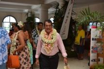 Edouard Fritch dans sa mairie avec sa double "casquette" de tavana de Pirae et de président du Pays. Edouard Fritch dans sa mairie avec sa double "casquette" de tavana de Pirae et de président du Pays.