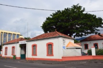 Sur le site de Vaiami, le terrain affecté à l'Etat pour l'installation du tribunal foncier correspond à la parcelle et les constructions qui accueillaient anciennement le dispensaire des Tuamotu-Gambier ainsi qu'une partie des locaux de l'ex hôpital  Vaiami.