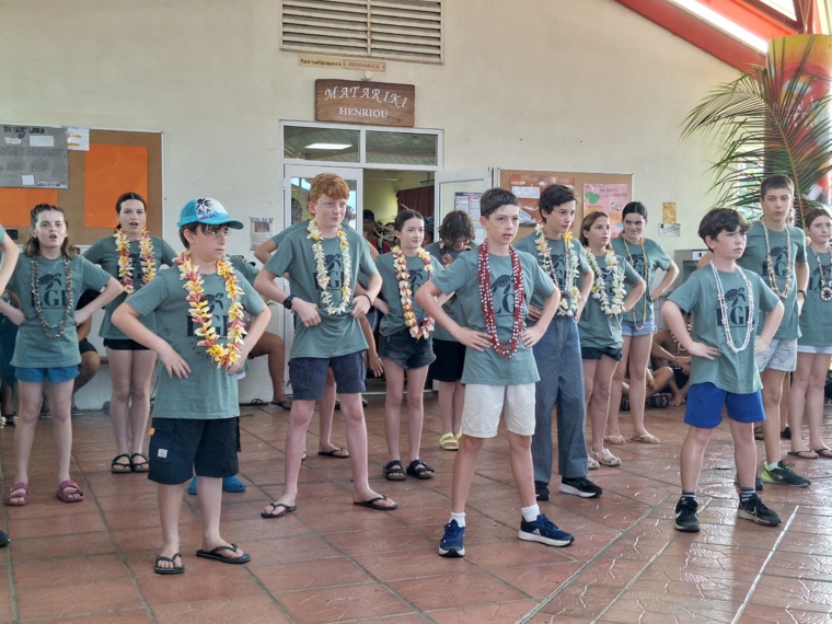 Les collégiens néo-zélandais ont présenté un haka. Les collégiens néo-zélandais ont présenté un haka.