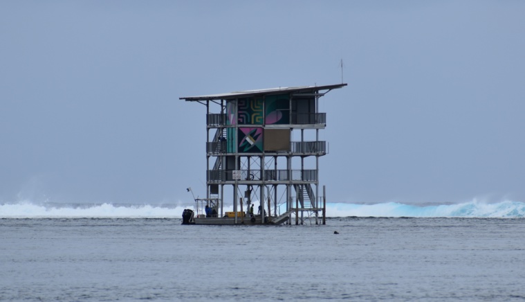 La tour des juges vue depuis la plage du PK 0 de Teahupo’o (Crédit : Anne-Charlotte Lehartel). La tour des juges vue depuis la plage du PK 0 de Teahupo’o (Crédit : Anne-Charlotte Lehartel).