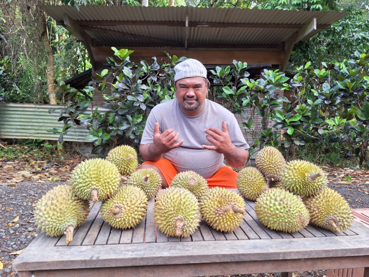 Tama Terorotua écoule son stock en face du jardin botanique (Crédit : Anne-Charlotte Lehartel). Tama Terorotua écoule son stock en face du jardin botanique (Crédit : Anne-Charlotte Lehartel).