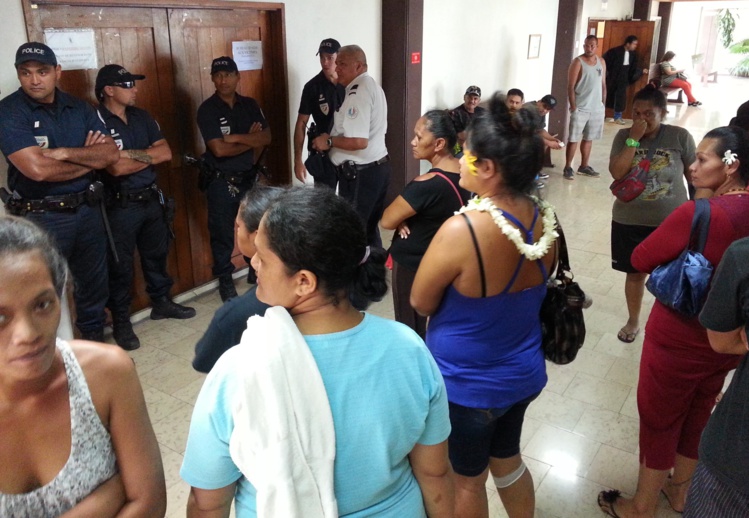 Au lieu d'émeutiers, les policiers ont trouvé des vahine. Au lieu d'émeutiers, les policiers ont trouvé des vahine.