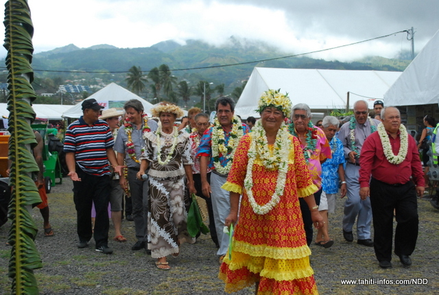 Yvette Temauri (en jaune), présidente de la chambre d'agriculture :" le but c'est de mettre en place, pour les jeunes, des parcelles pour cultiver et des formations qui les intéressent."