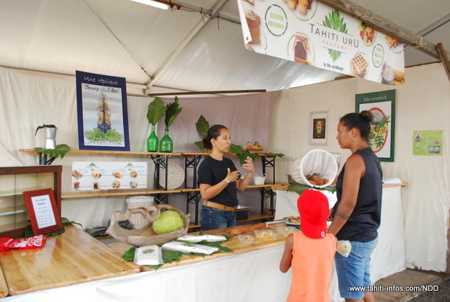 Beni qui produit de la farine de 'Uru et sa femme tiennent un stand où ils proposent des chips, des frites, du pain, des gaufres et des muffins aux 'uru