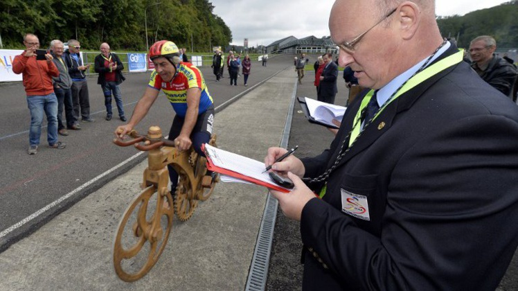 Eddy Planckaert établit le record du monde de l'heure sur vélo en bois