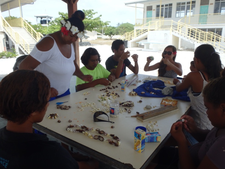 Comment confectionner des colliers de coquillages, un atelier qui a remporté un franc succès auprès des jeunes Comment confectionner des colliers de coquillages, un atelier qui a remporté un franc succès auprès des jeunes