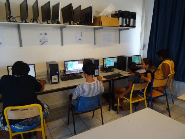 Dans cette salle de cours, des ordinateurs étaient à la disposition des élèves pour des parties d'échecs Dans cette salle de cours, des ordinateurs étaient à la disposition des élèves pour des parties d'échecs