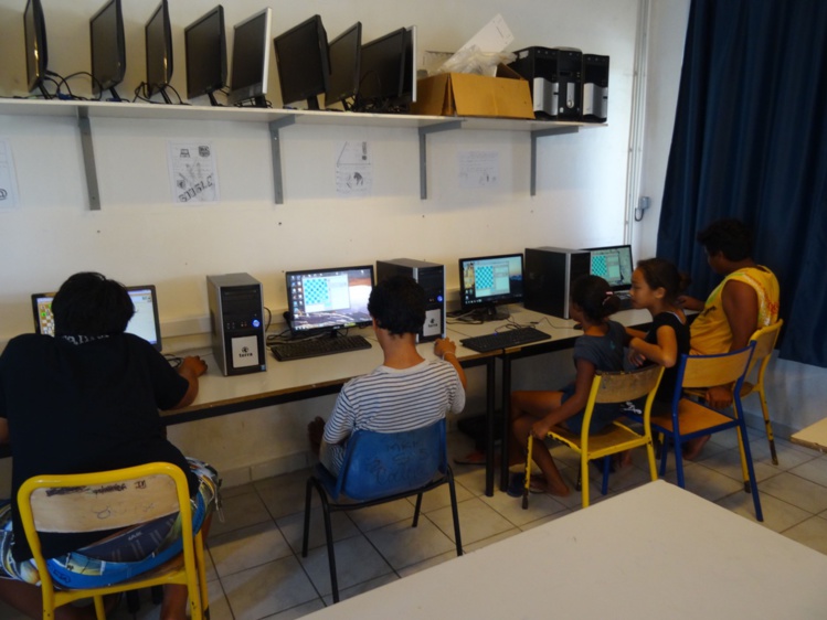 Dans cette salle de cours, des ordinateurs étaient à la disposition des élèves pour des parties d'échecs