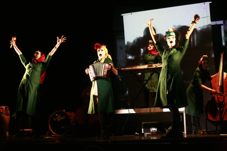 Invitées d'honneur, les Dakh Daughters prônent avec force la liberté et l'amour, tandis que, derrière elles, une installation vidéo décapante diffuse des textes et des images.