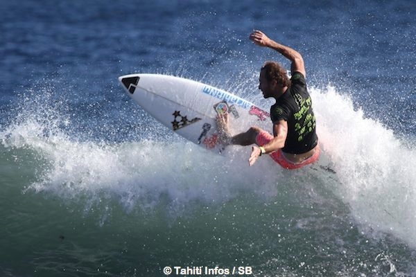 Steven est un des rares surfeurs polynésiens à vivre de son sport