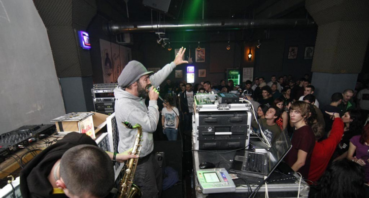 DJ Fred Webcam Hi-Fi baigne dans la musique depuis 25 ans maintenant et a plus de 500 concerts à son actif.