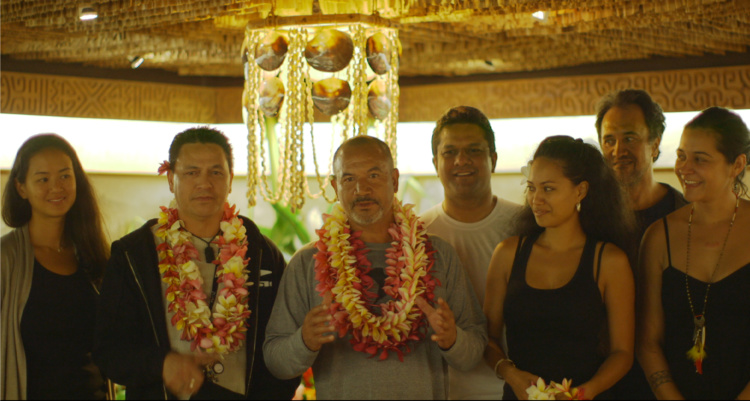 Stéphanie Chin Foo (assistante chargée de production), Hugh Williams (ingénieur son), Temuera Morrison (réalisateur), Georges Tobella (cadreur), Vaitea Tauraa (actrice principale), Tiairani Drollet Le Caill (productrice). Stéphanie Chin Foo (assistante chargée de production), Hugh Williams (ingénieur son), Temuera Morrison (réalisateur), Georges Tobella (cadreur), Vaitea Tauraa (actrice principale), Tiairani Drollet Le Caill (productrice).