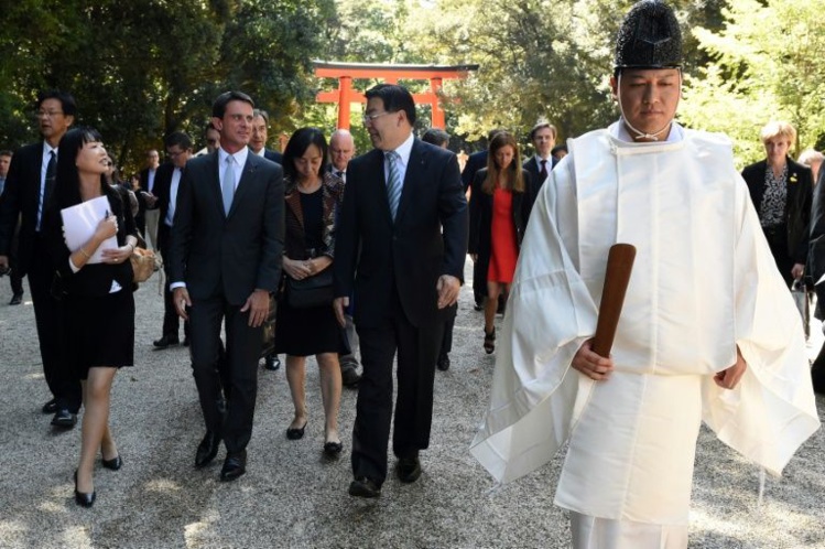 Le Premier ministre français Manuel Valls (3e à g) discute avec le gouverneur de Kyoto Keiji Yamada (c) pendant sa visite du sanctuaire de Shimogamo, le 3 octobre 2015.