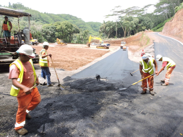Plusieurs tonnes de goudrons ont été nécessaires pour ces travaux de bitumage Plusieurs tonnes de goudrons ont été nécessaires pour ces travaux de bitumage