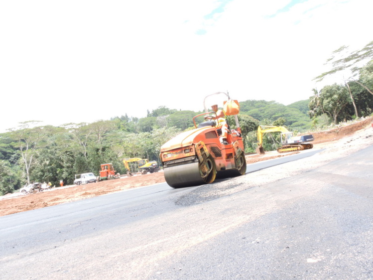 Après le bitumage, il restera à installer, une rotonde, des toilettes ou encore des enfeus, le long du talus. Le cimetière devrait être opérationnel avant la fin de l'année.